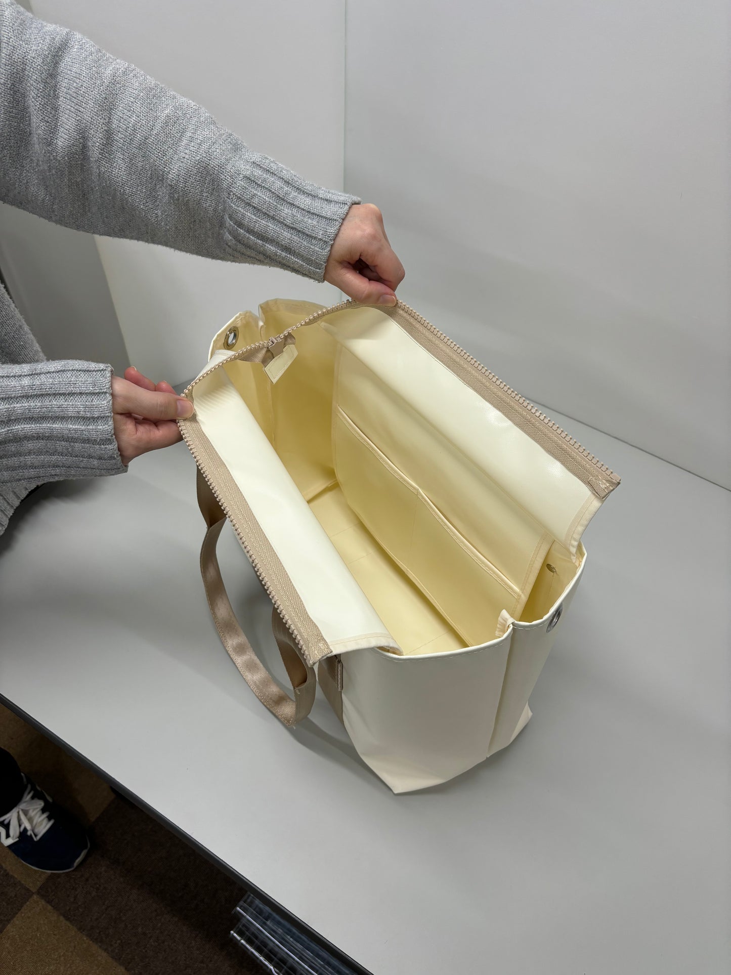 自動車部品会社と産業資材商社の端材を組み合わせたコラボトートバッグ(小)ジッパー付き