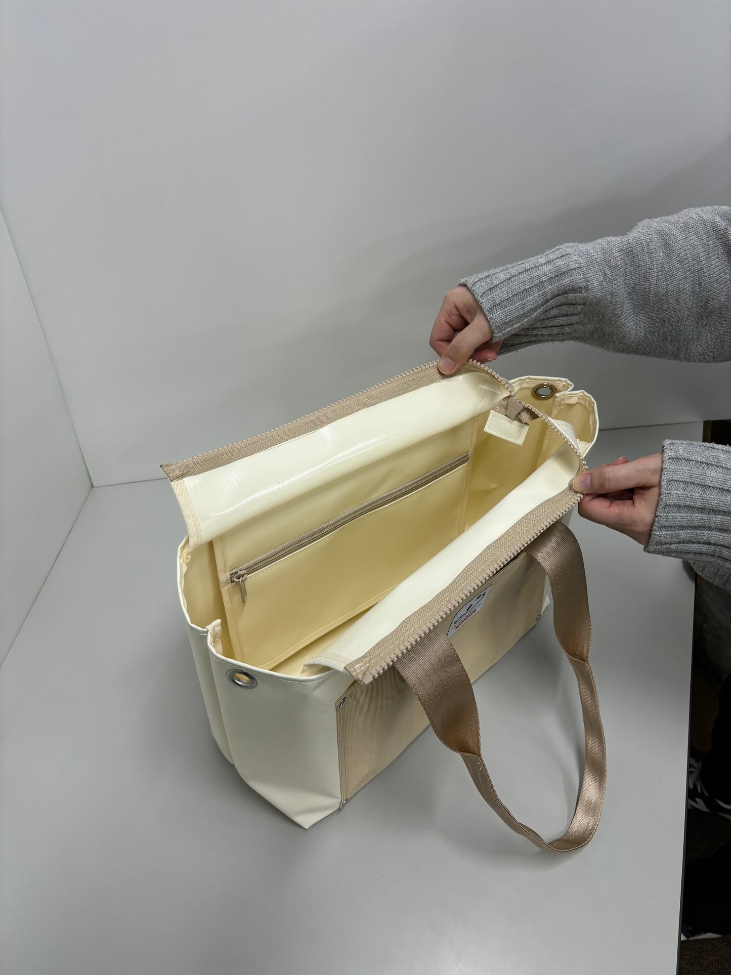 自動車部品会社と産業資材商社の端材を組み合わせたコラボトートバッグ(小)ジッパー付き